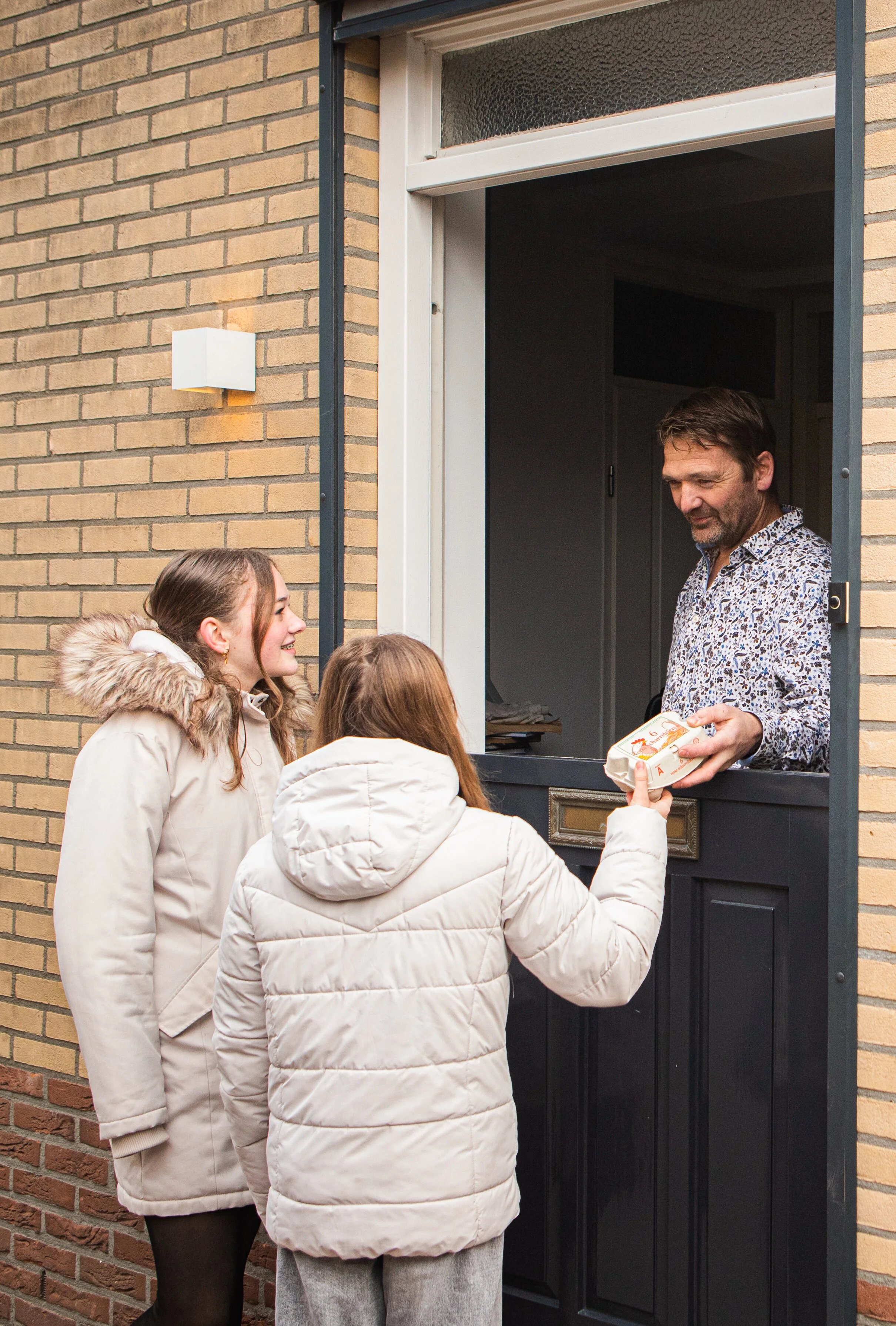 Boer die eitjes aan het rapen is