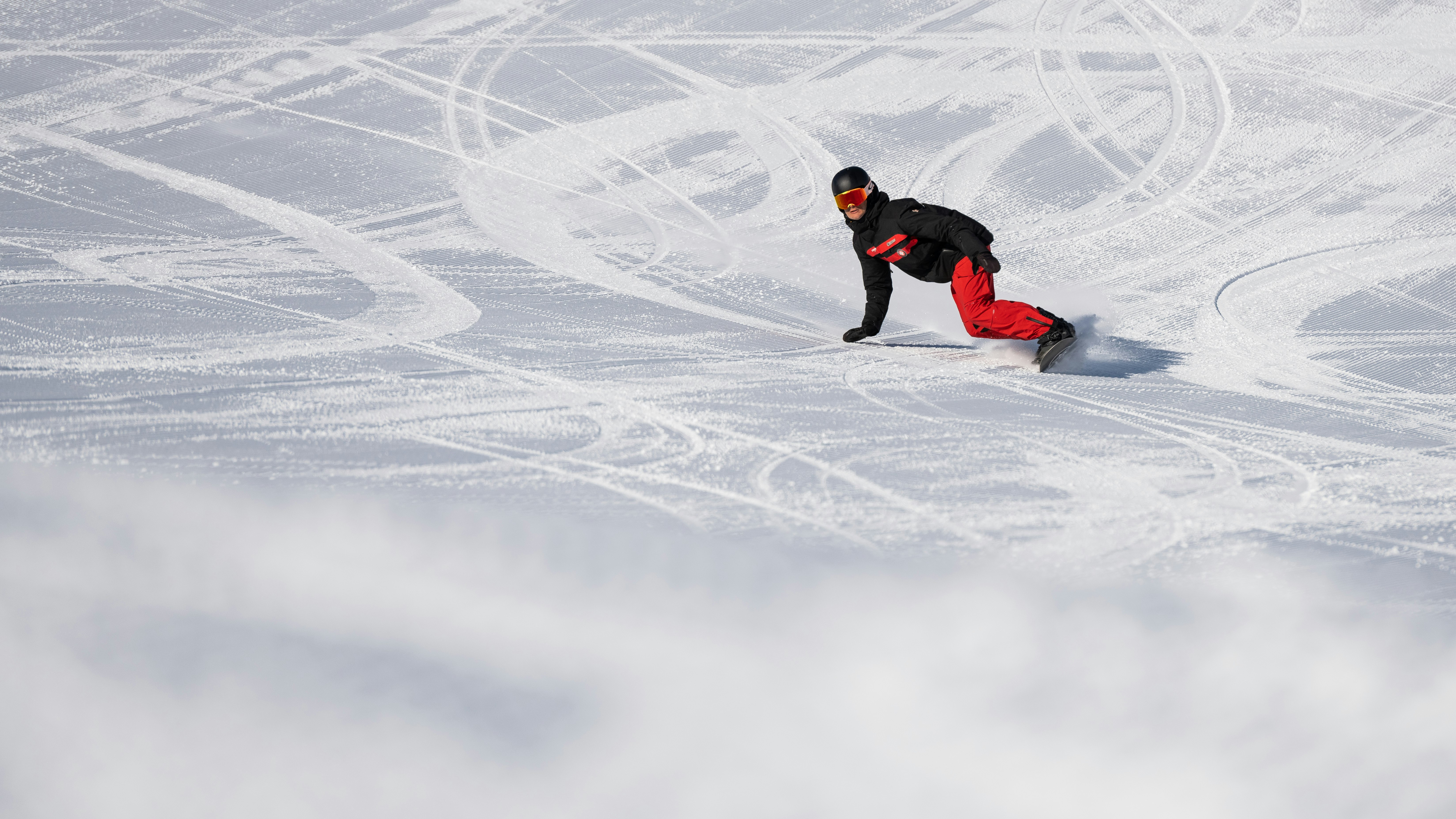 Snowboarded carving on the slope