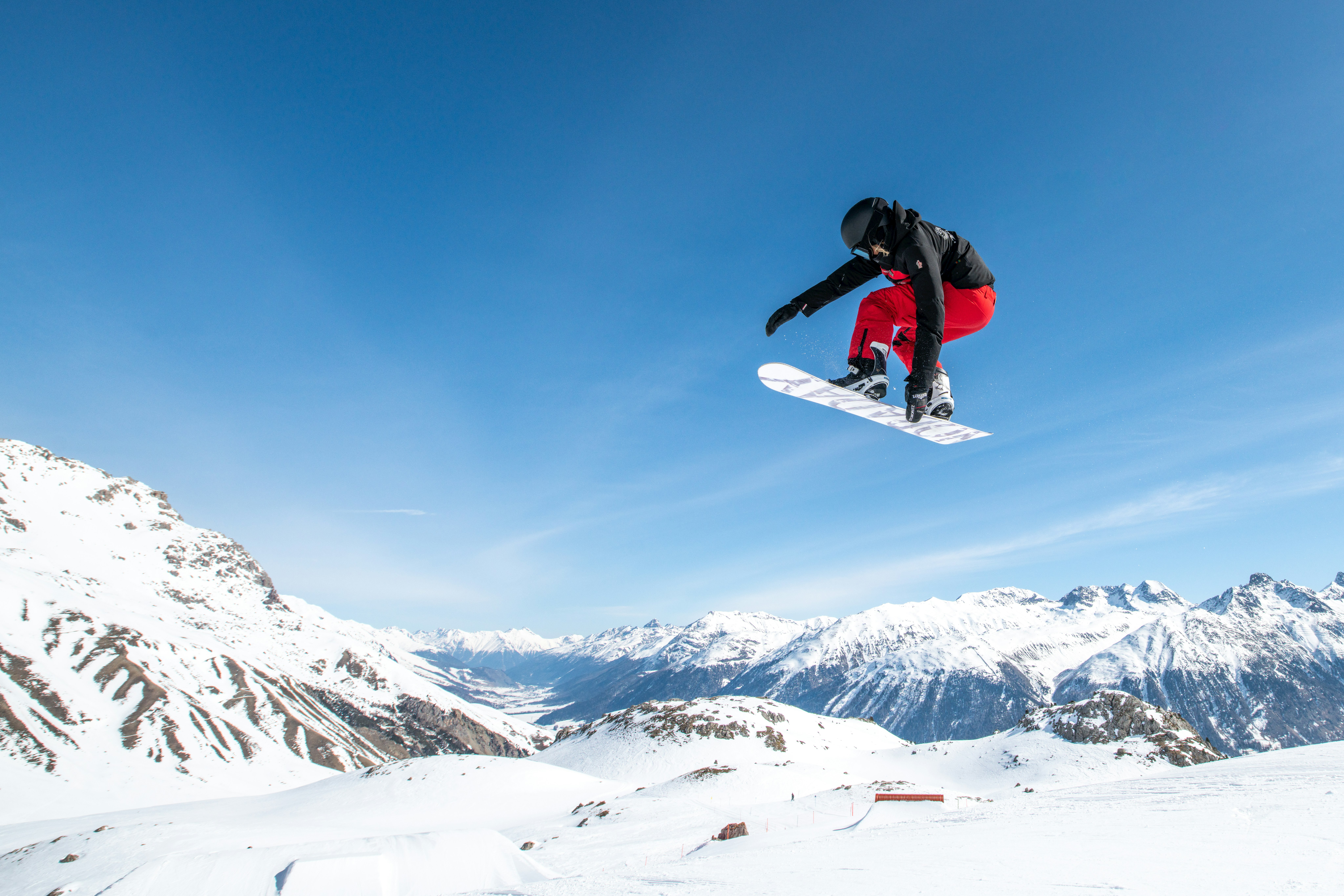 Snowboarded Jump Skischule St. Moritz