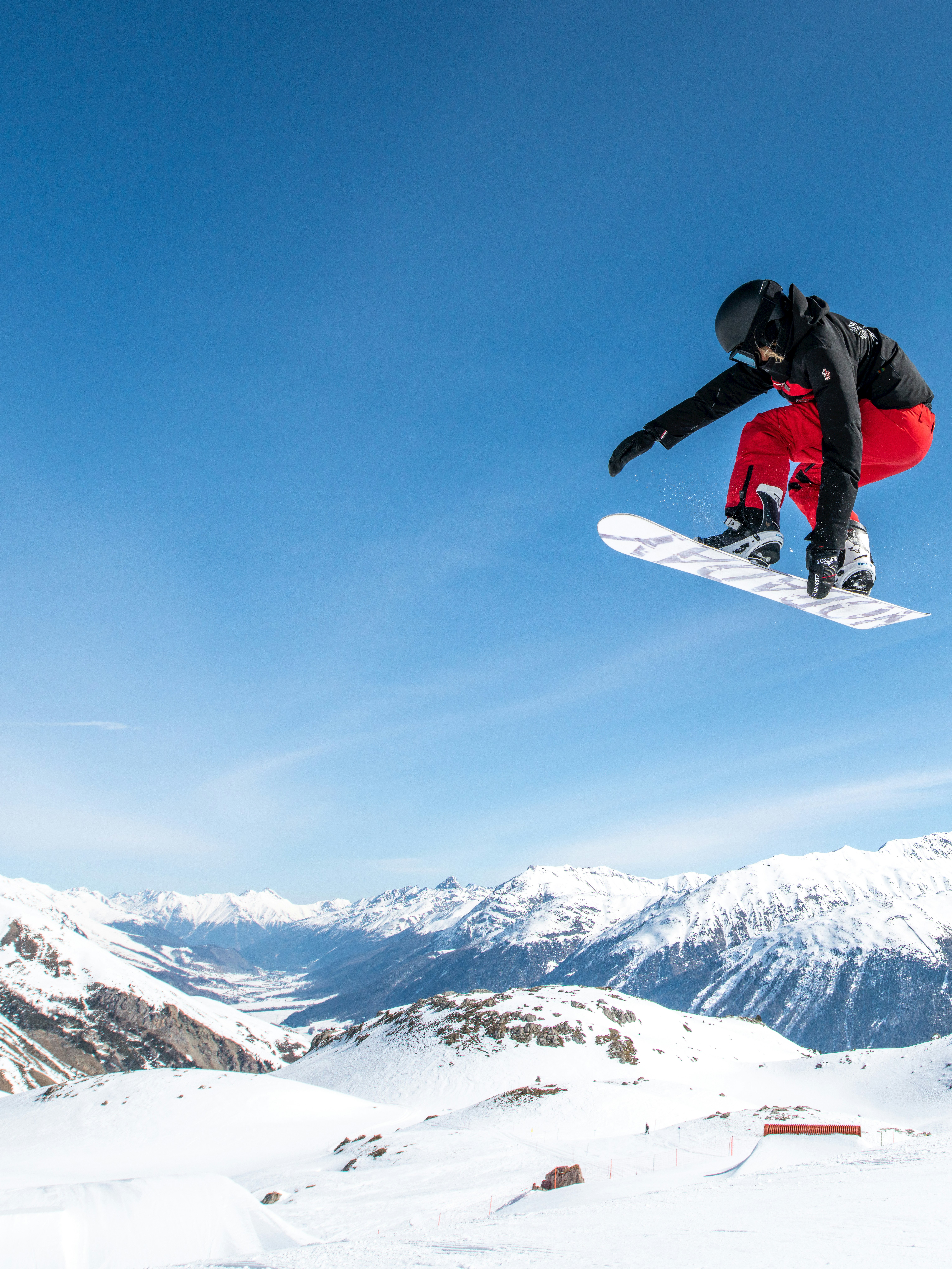 Snowboarded Jump Skischule St. Moritz