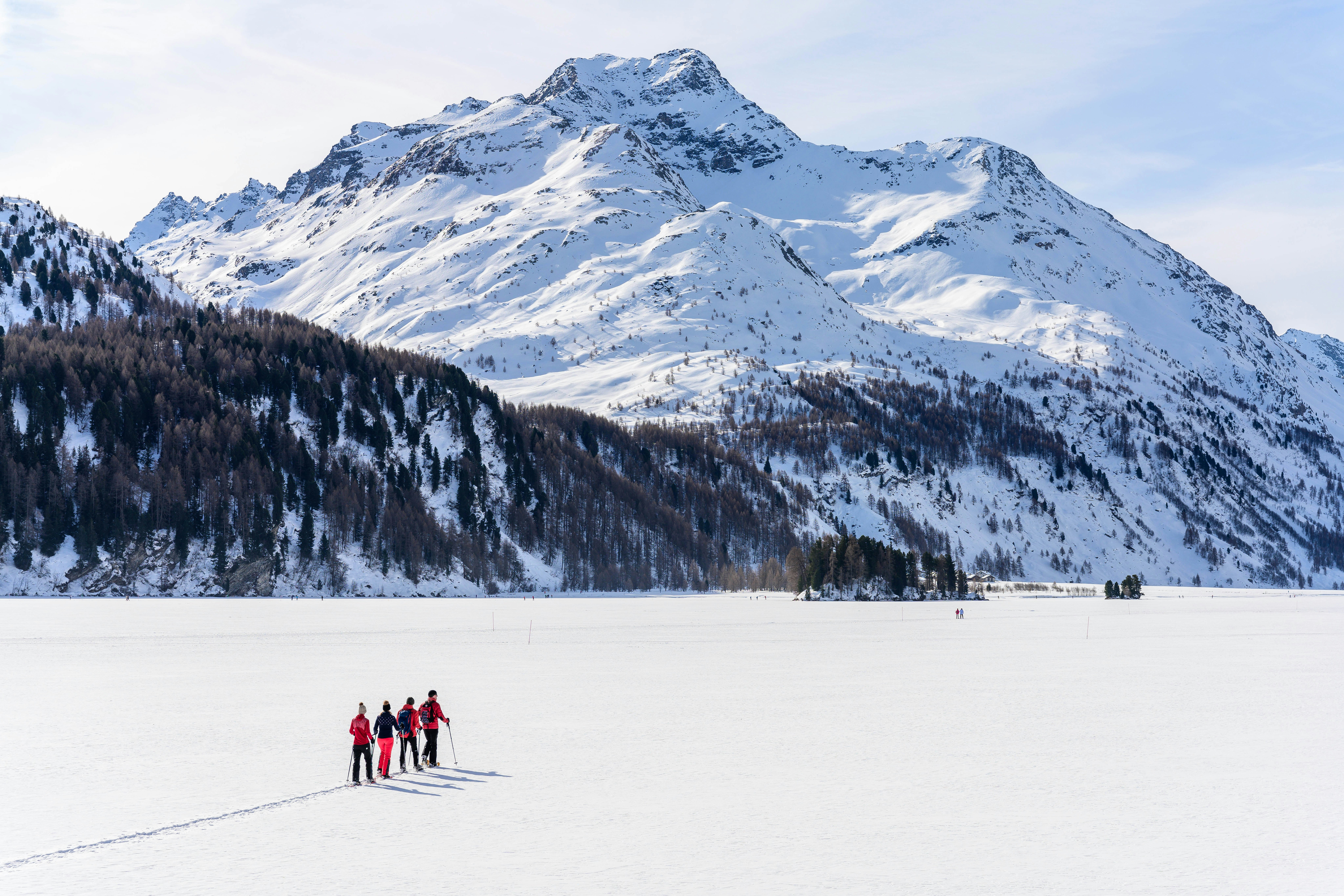 Schneeschuhtour über gefrorenen See im Engadin