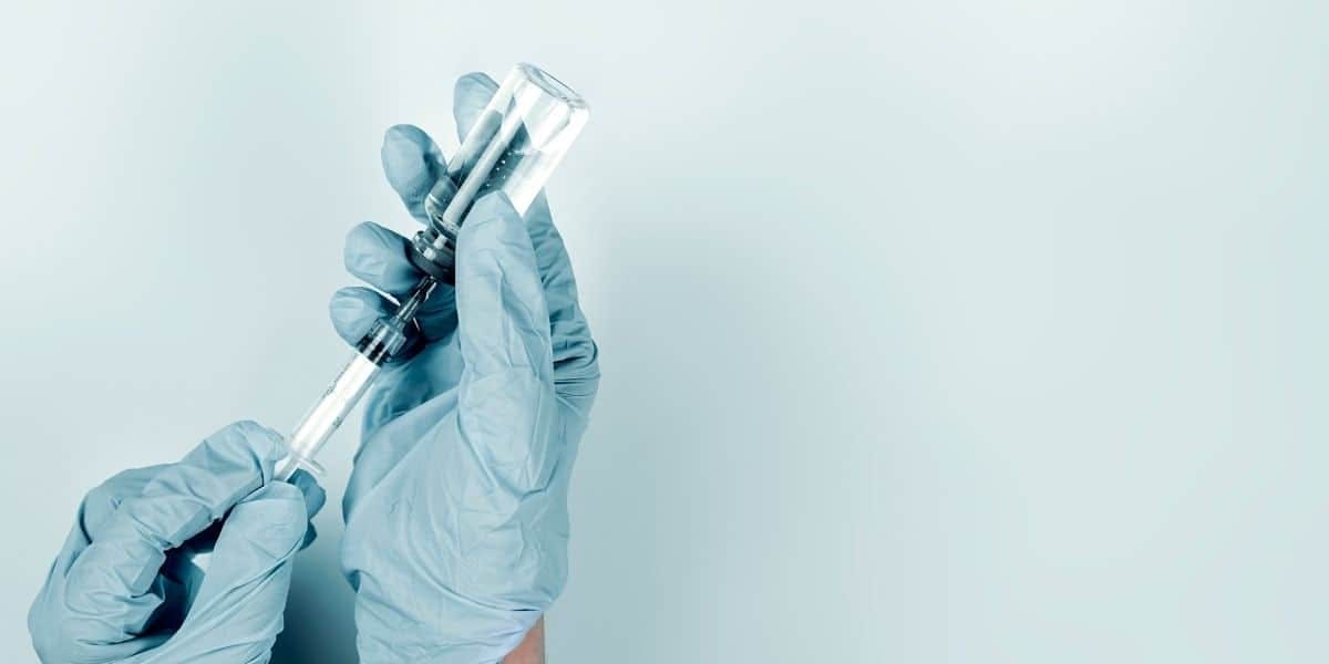 filling up injection with medicine