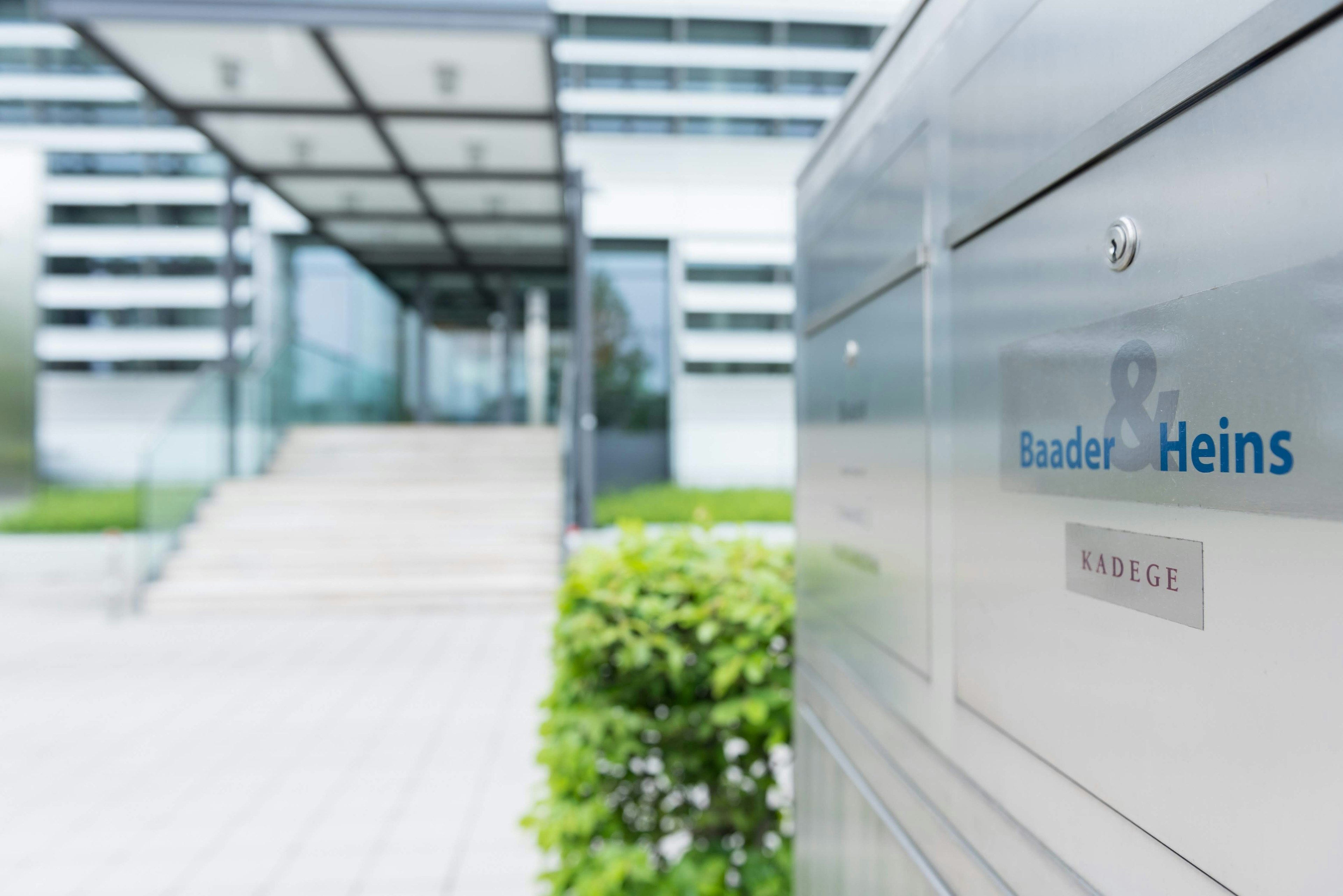 Briefkasten mit Aufschrift „Baader & Heins“ am Firmensitz vor dem Eingangsbereich.