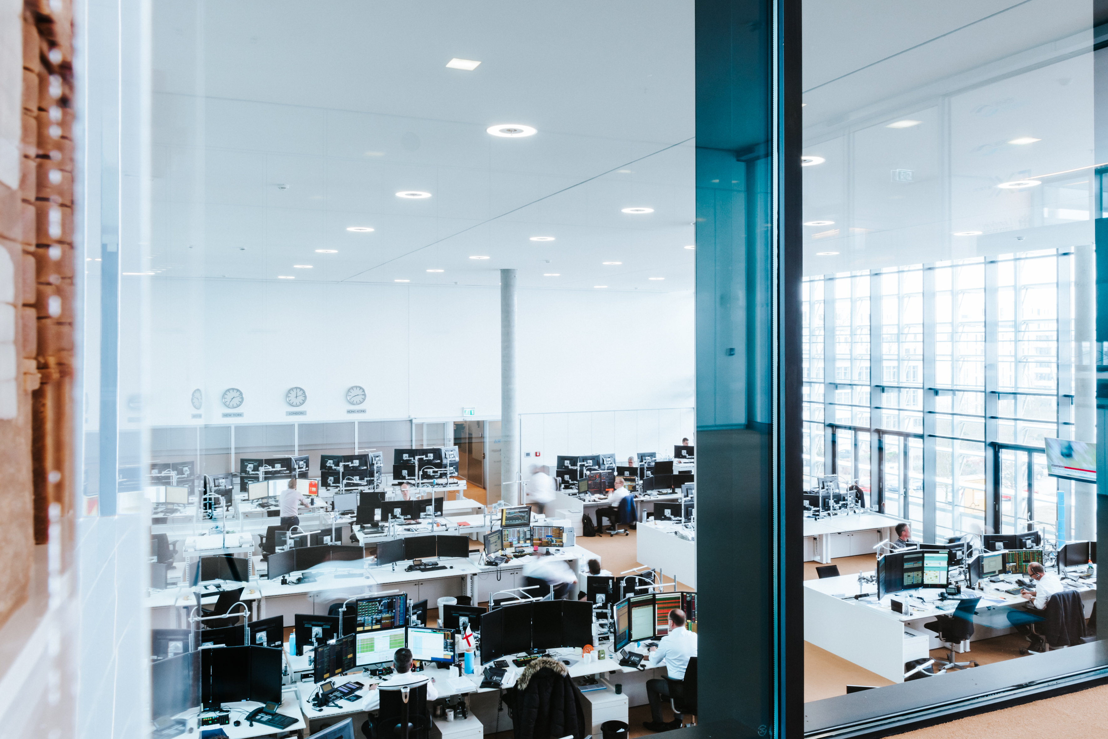 Heller Raum der Baaderbank mit zahlreichen Monitoren und Mitarbeitenden an modernen Handelsarbeitsplätzen.