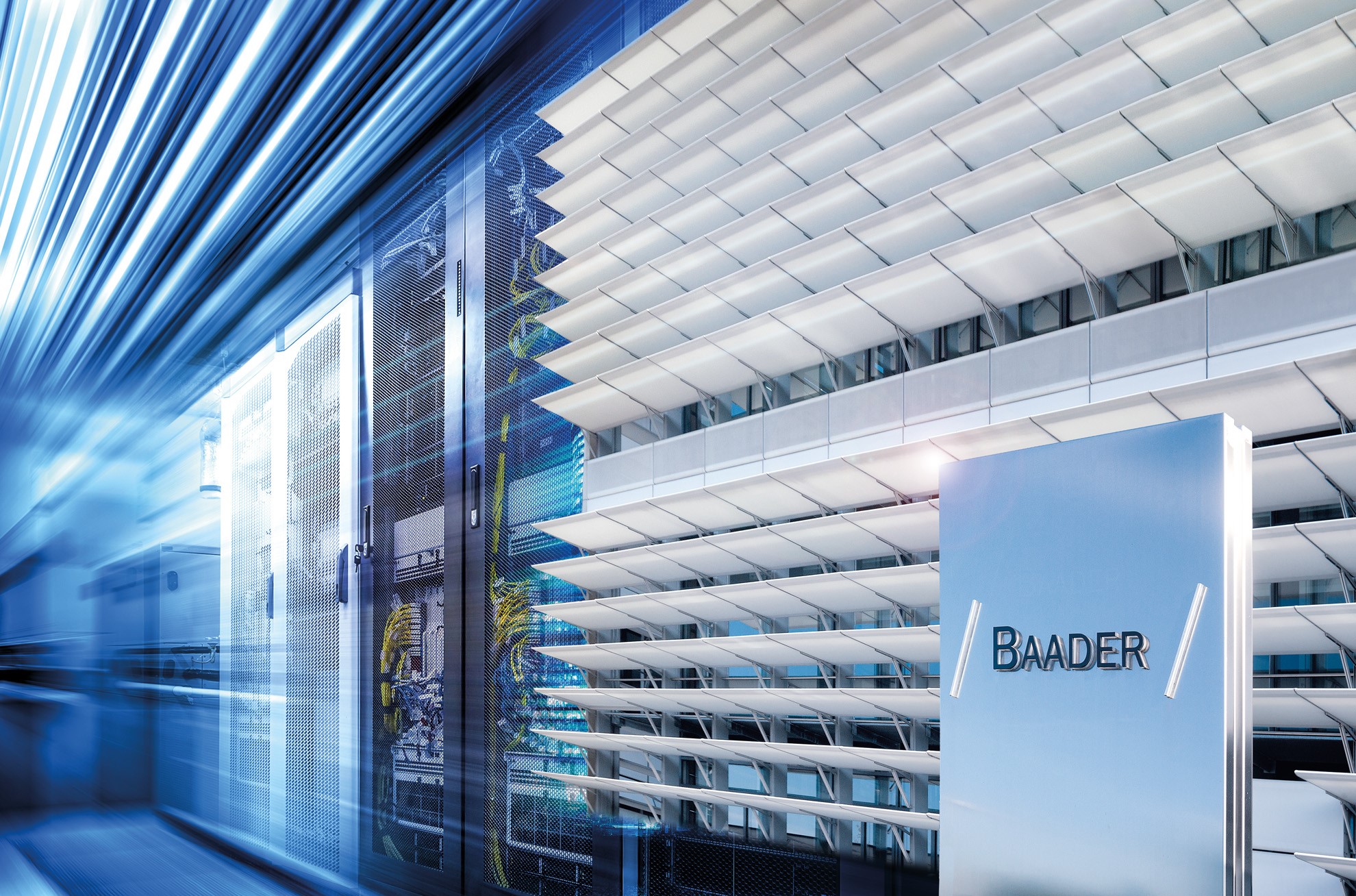 Visualisierung mit Baader Bank Gebäude und IT-Servern, durchzogen von blauen Bewegungslinien als Symbol für Technologie und Innovation.