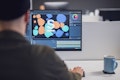 Eine Person arbeitet mithilfe einer Software auf einem Desktop-Computer an einem Grafikdesignprojekt. Auf dem Schreibtisch neben dem Monitor steht eine blaue Tasse.