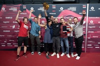 Eine Gruppe Menschen vor der Best of Swiss Web Sponsorenwand während der Siegerehrung