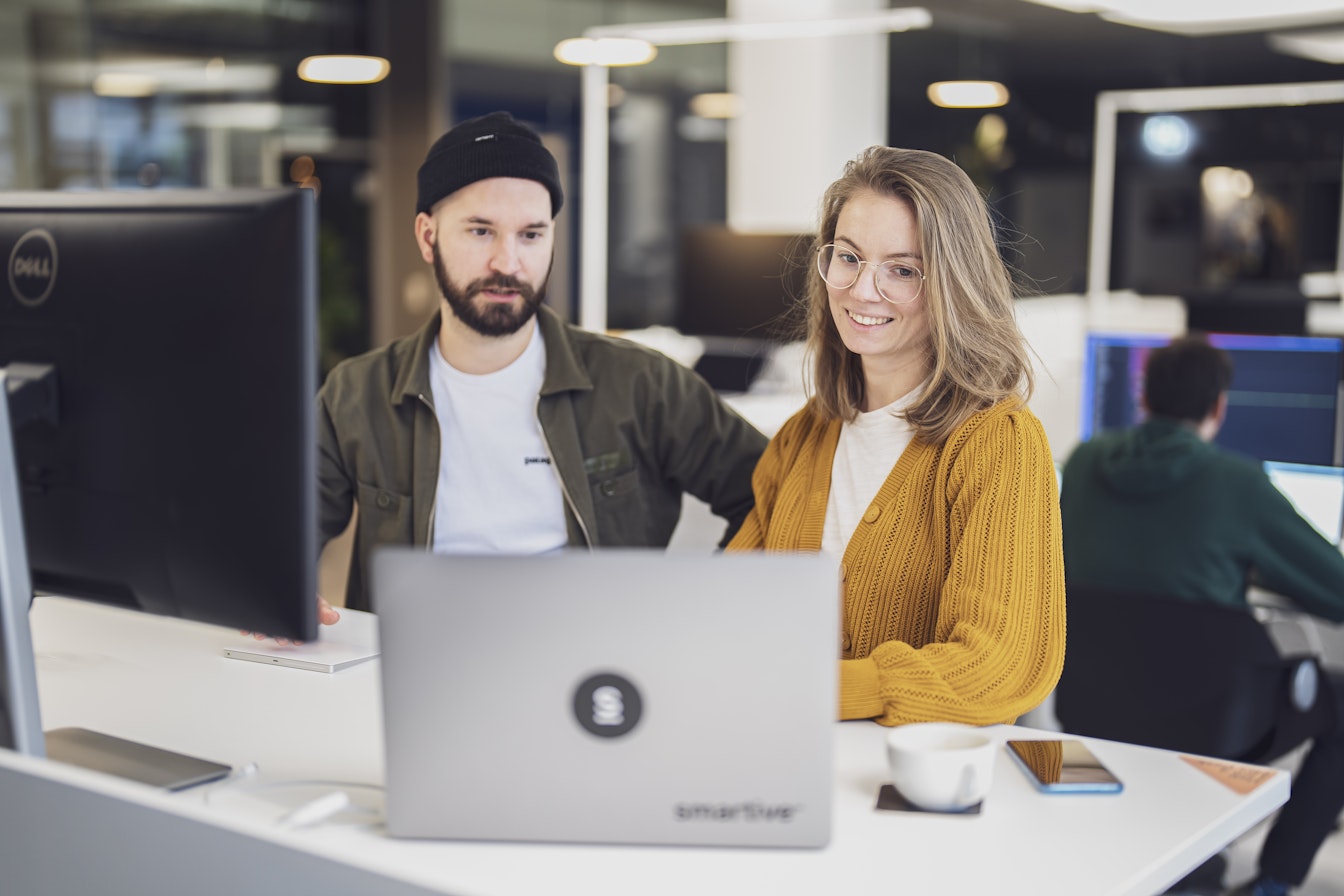 Zwei smartive Mitarbeitende am Arbeitsplatz in Zürich