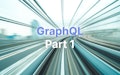 Unscharfes Bild von Bahngleisen mit dem in der Mitte eingeblendeten Text „GraphQL Teil 1“.