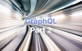 Verschwommener Tunnel mit dynamischen Linien und dem in Blau und Weiß darübergelegten Text „GraphQL Teil 2“.