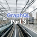 Verschwommene Bewegungsansicht einer Stadtlandschaft durch einen Tunnel mit überlagertem Text „GraphQL Teil 3“.