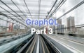 Verschwommene Bewegungsansicht einer Stadtlandschaft durch einen Tunnel mit überlagertem Text „GraphQL Teil 3“.