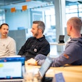 Drei Mitarbeiter von smartive bei einer Besprechung in einem Besprechungsraum
