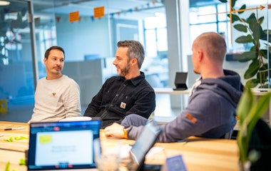 Drei Mitarbeiter von smartive bei einer Besprechung in einem Besprechungsraum