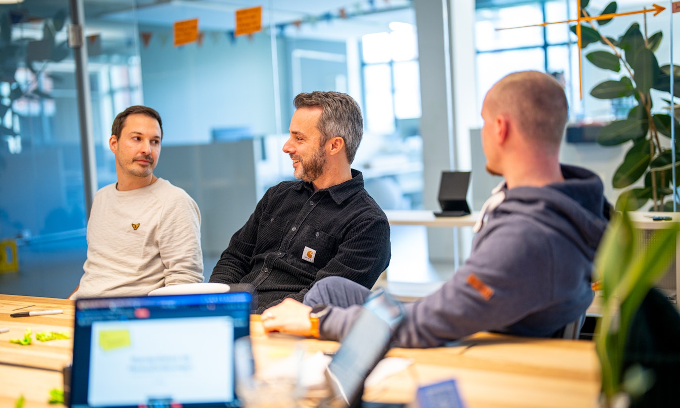 Drei Mitarbeiter von smartive bei einer Besprechung in einem Besprechungsraum