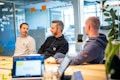 Drei Mitarbeiter von smartive bei einer Besprechung in einem Besprechungsraum