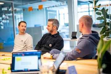 Drei Mitarbeiter von smartive bei einer Besprechung in einem Besprechungsraum