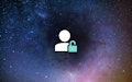Symbol einer Person und eines Schlosses auf einem galaktischen Hintergrund als Symbol für sichere persönliche Daten.