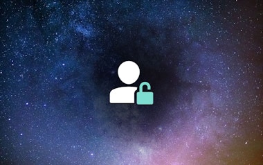 Symbol einer Person und eines Schlosses auf einem galaktischen Hintergrund als Symbol für sichere persönliche Daten.