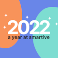 In der Mitte eines bunten Hintergrunds mit orangefarbenen und blaugrĂŒnen Klecksen und kleinen weiĂen Glitzersteinen steht ein fettgedruckter weiĂer Text: â2022, ein Jahr bei smartiveâ.
