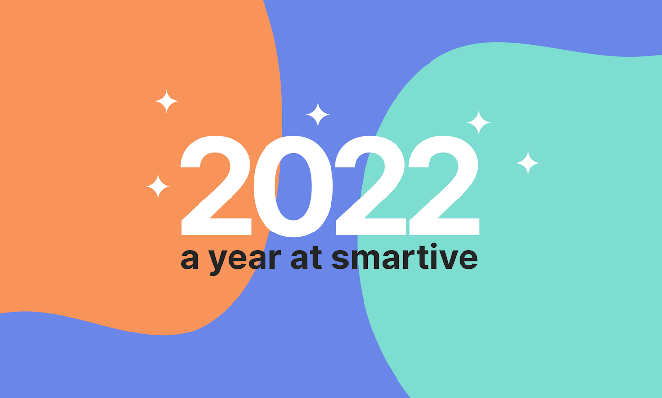 In der Mitte eines bunten Hintergrunds mit orangefarbenen und blaugrünen Klecksen und kleinen weißen Glitzersteinen steht ein fettgedruckter weißer Text: „2022, ein Jahr bei smartive“.