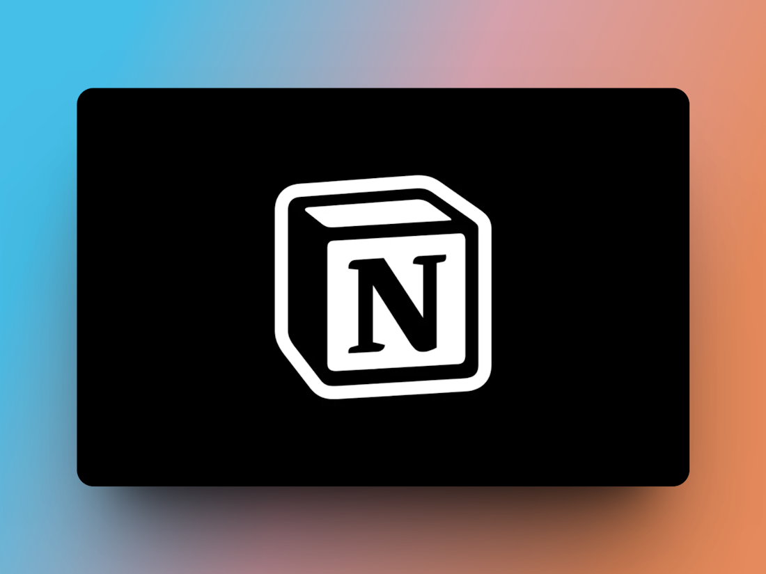 Ein schwarzer Hintergrund mit einem weißen Notion-Logo, das einem Würfel mit dem Buchstaben „N“ auf der Vorderseite ähnelt.