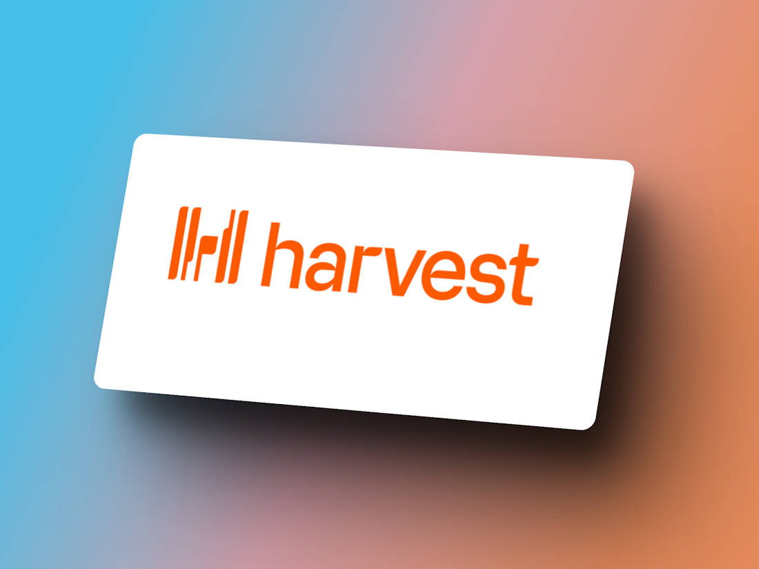 Logo von „Harvest“ in orangefarbenem Text auf weißem rechteckigem Hintergrund, vor einem blau-orangefarbenen Hintergrund mit Farbverlauf.