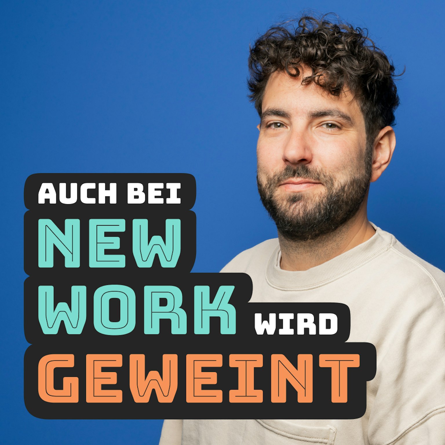 Mann mit lockigem Haar und Bart steht vor blauem Hintergrund. Text lautet: „Auch bei New Work wird geweint.“ geschrieben im Schweizer Stil: Mann mit lockigem Haar und Bart steht vor blauem Hintergrund. Text lautet: „Auch bei New Work wird geweint.“.