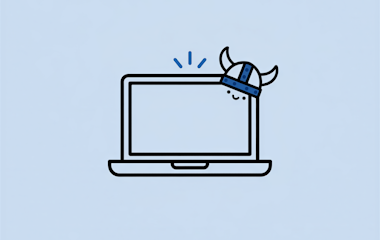 Einfache Illustration eines Laptops mit einem lächelnden Gesicht und einem blauen Wikingerhelm auf einem hellblauen Hintergrund.
