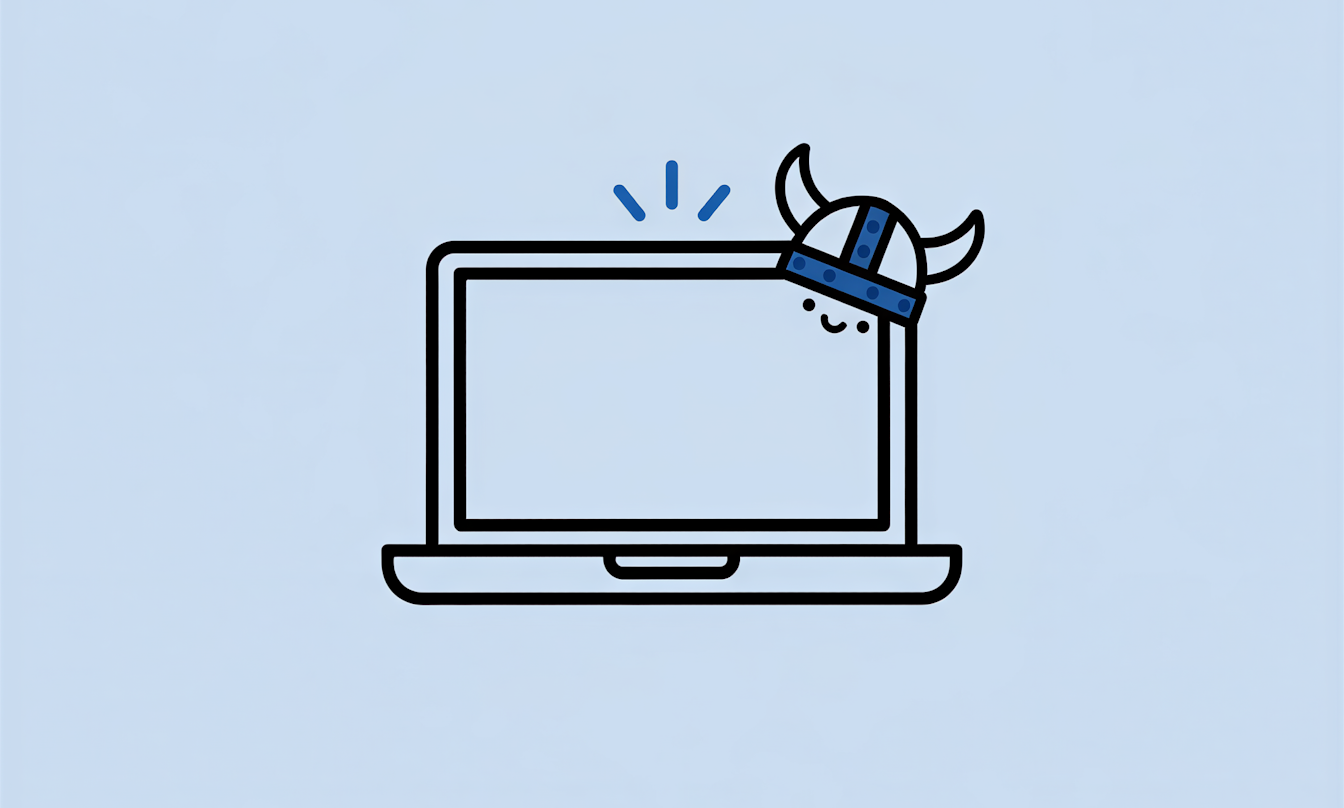 Einfache Illustration eines Laptops mit einem lächelnden Gesicht und einem blauen Wikingerhelm auf einem hellblauen Hintergrund.