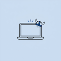 Einfache Illustration eines Laptops mit einem lächelnden Gesicht und einem blauen Wikingerhelm auf einem hellblauen Hintergrund.