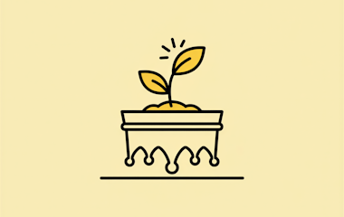 Minimale Strichzeichnung einer kleinen Pflanze mit zwei Blättern, die aus der Erde in einem rechteckigen Topf auf blassgelbem Hintergrund sprießen.
