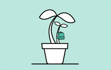 Einfache Illustration einer Topfpflanze mit zwei großen Blättern und einem kleinen Rucksack, der am Stiel hängt, auf hellblauem Hintergrund.