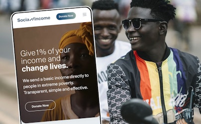 Ein Smartphone zeigt eine Wohltätigkeits-Website zum Thema Geldspenden, während im Hintergrund zwei lächelnde Menschen auf einem Motorrad fahren.