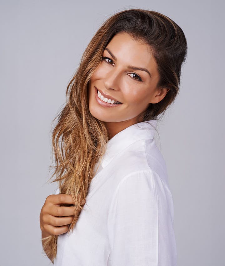 woman leaning her hand over her shoulder