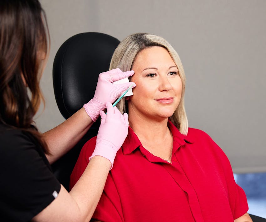 patient getting injection in her temple