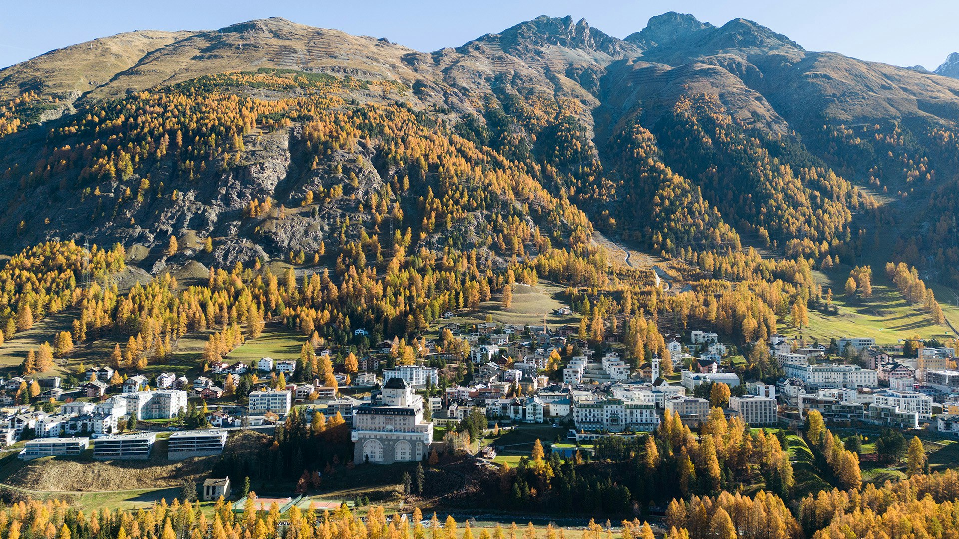 Pontresina im Herbst bei Sonnenschein von oben