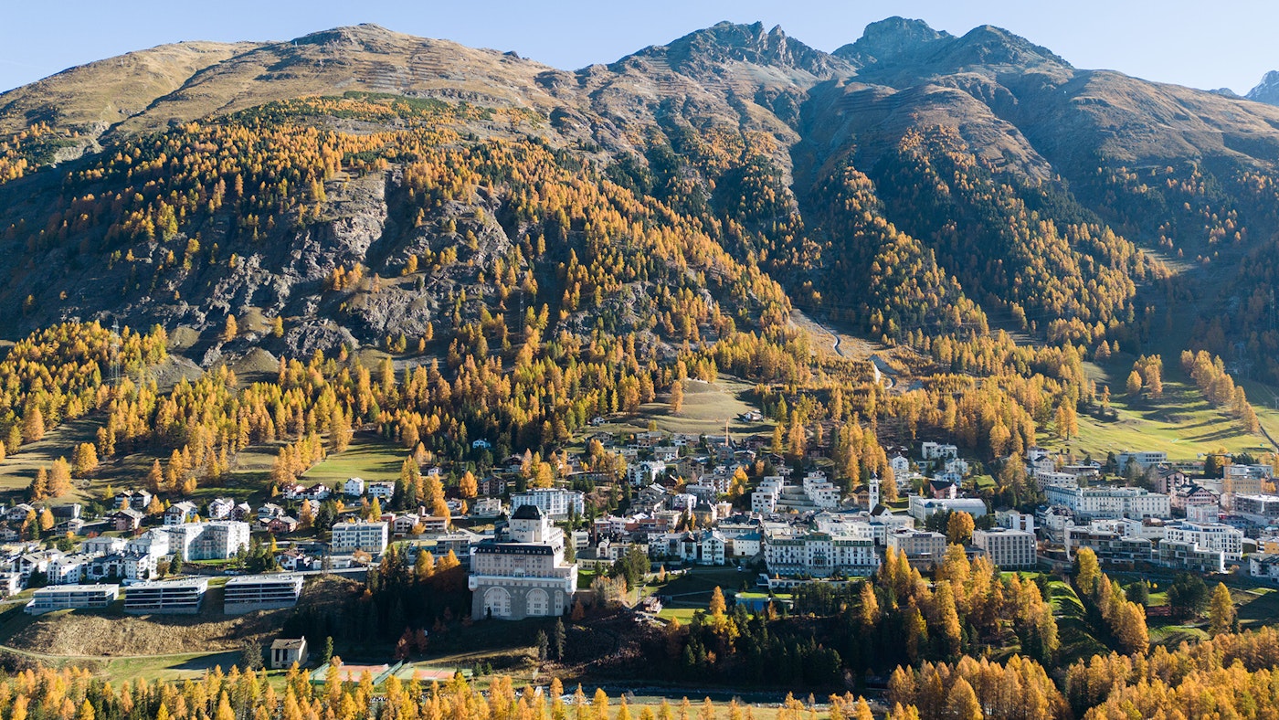 View from above of the village in the background the mountains
