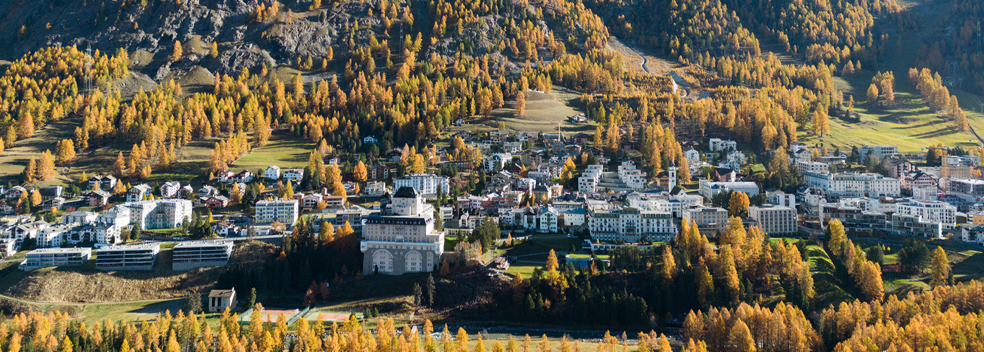 Pontresina im Herbst bei Sonnenschein von oben