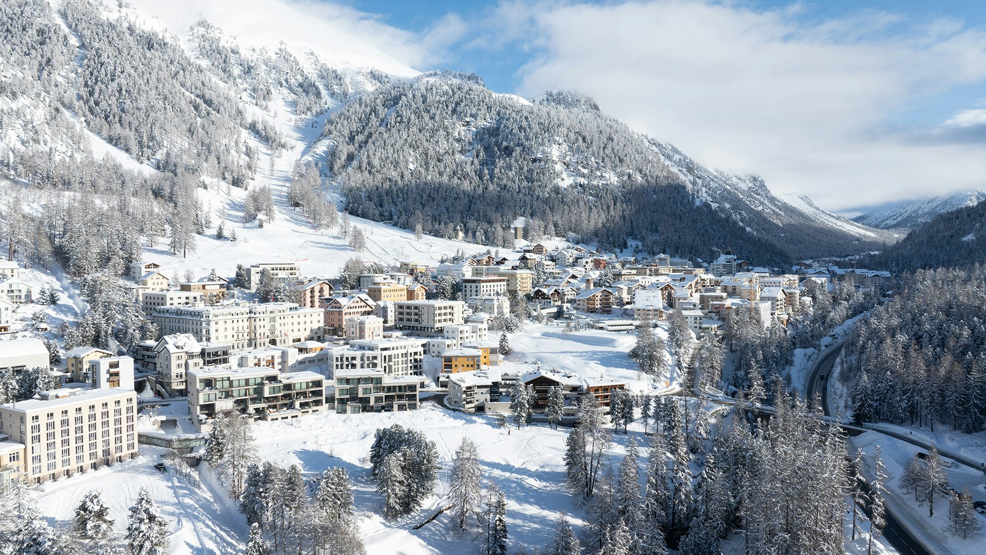 Dorf Pontresina im Winter von oben
