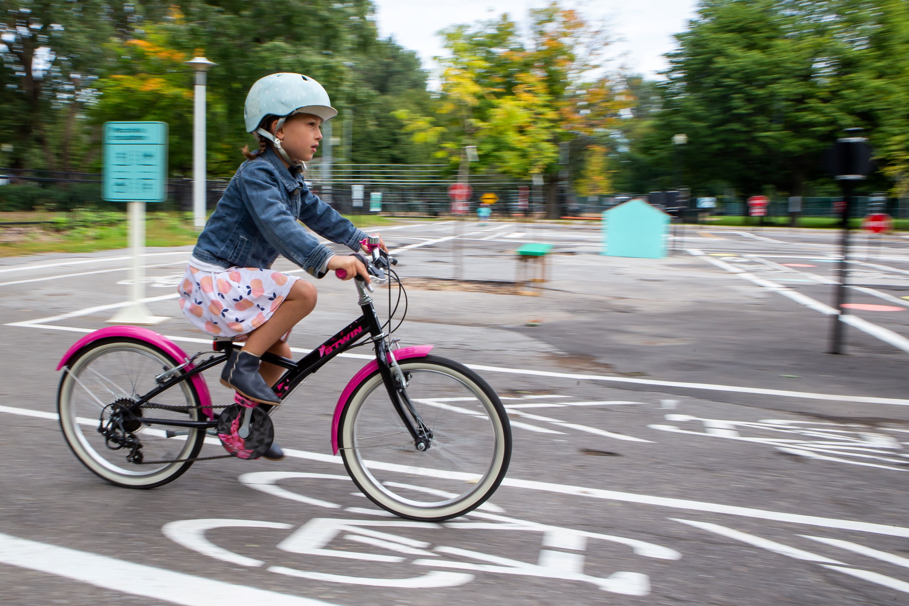 Enfant roulant à vélo dans un parc d'éducation cycliste