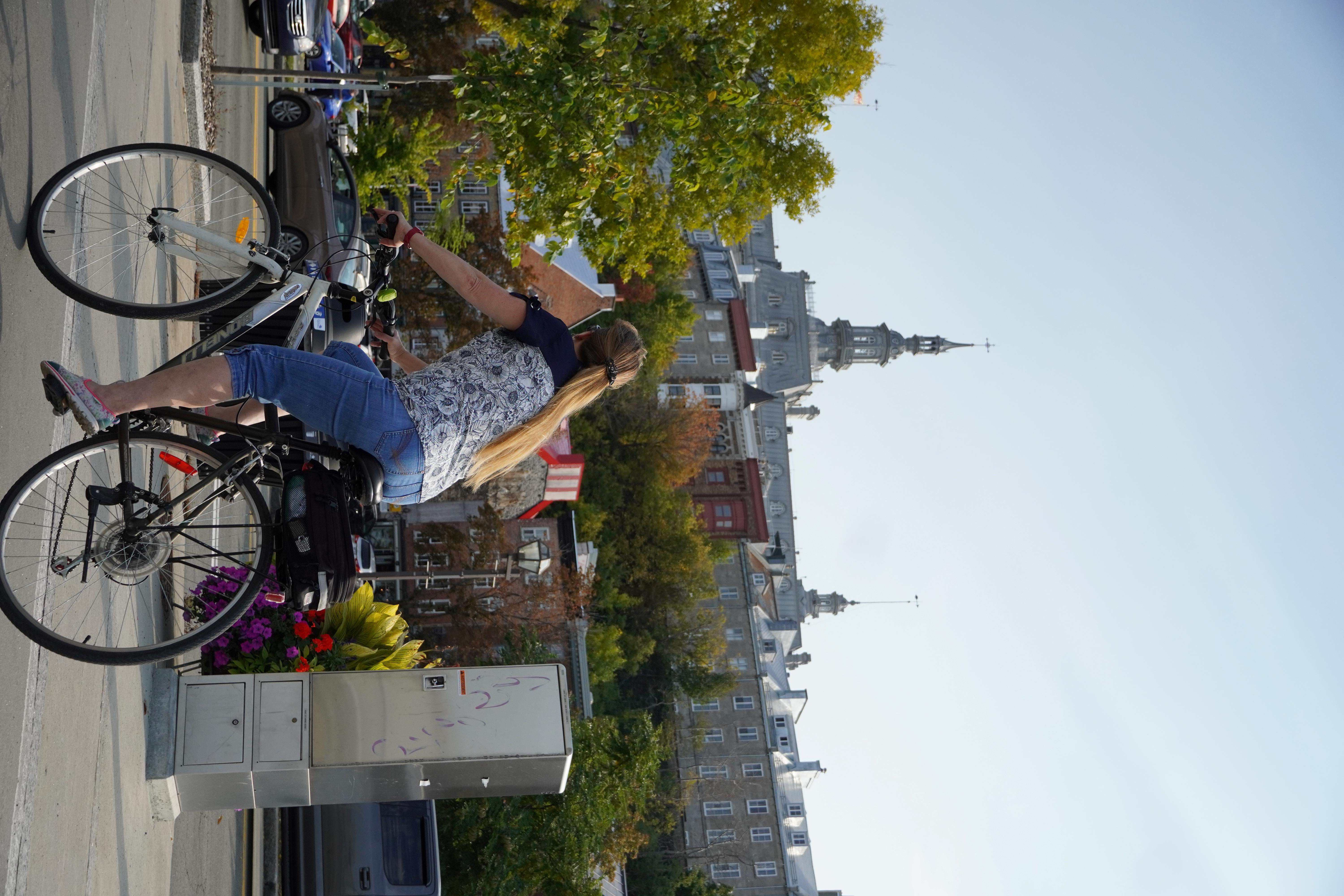Femme cycliste avec la ville de Québec en arrière plan
