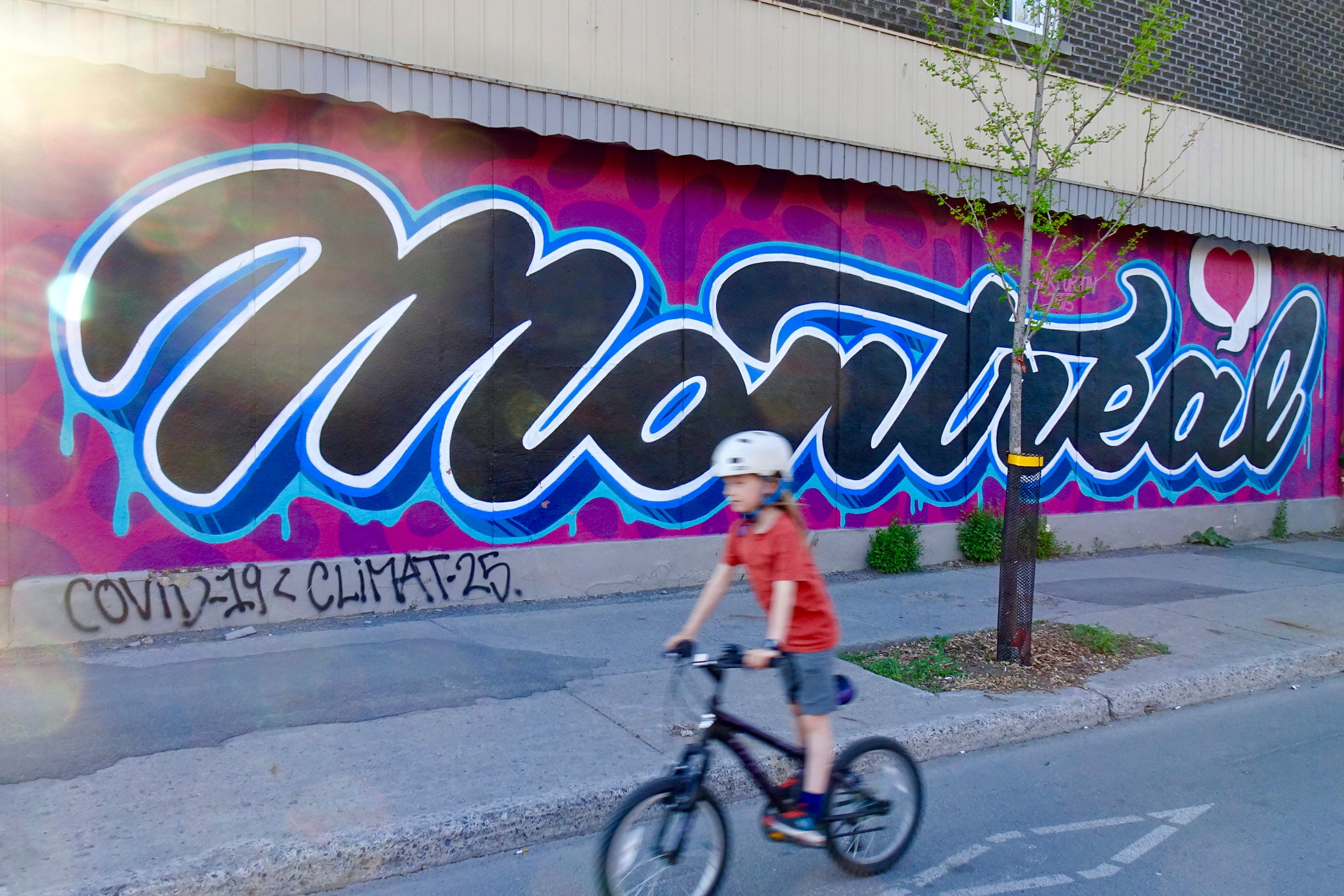 Enfant faisant du vélo dans un environnement urbain