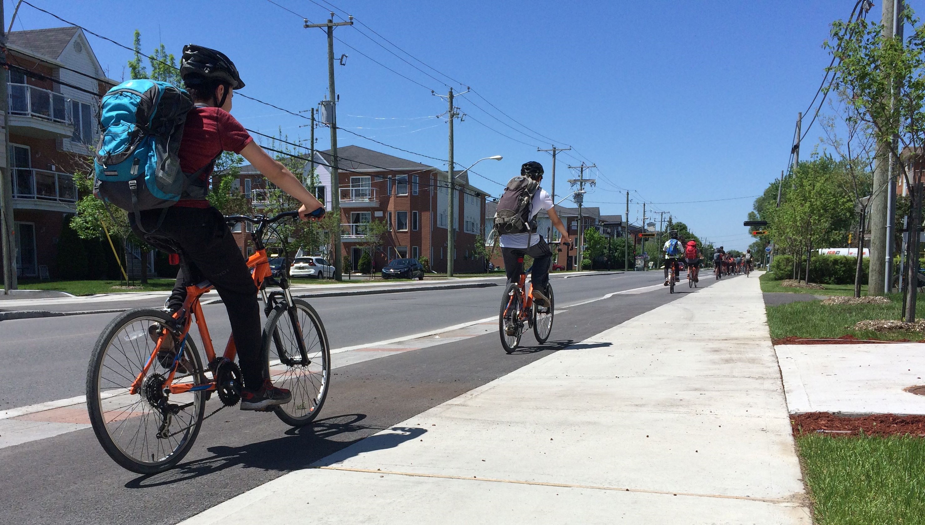 Adolescents faisant du vélo dans un environnement périurbain