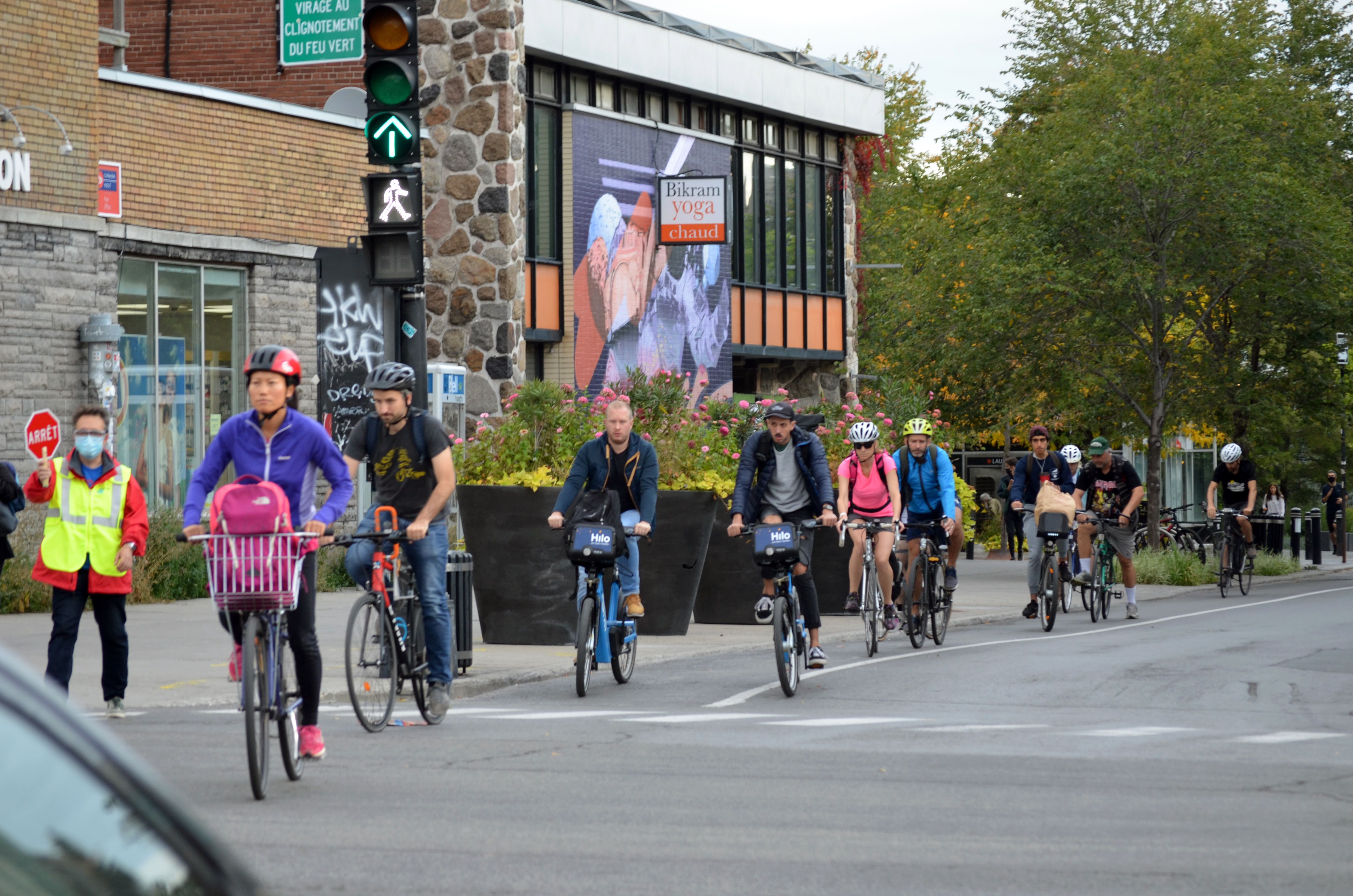 Nombreux cyclistes utilitaires dans un contexte urbain