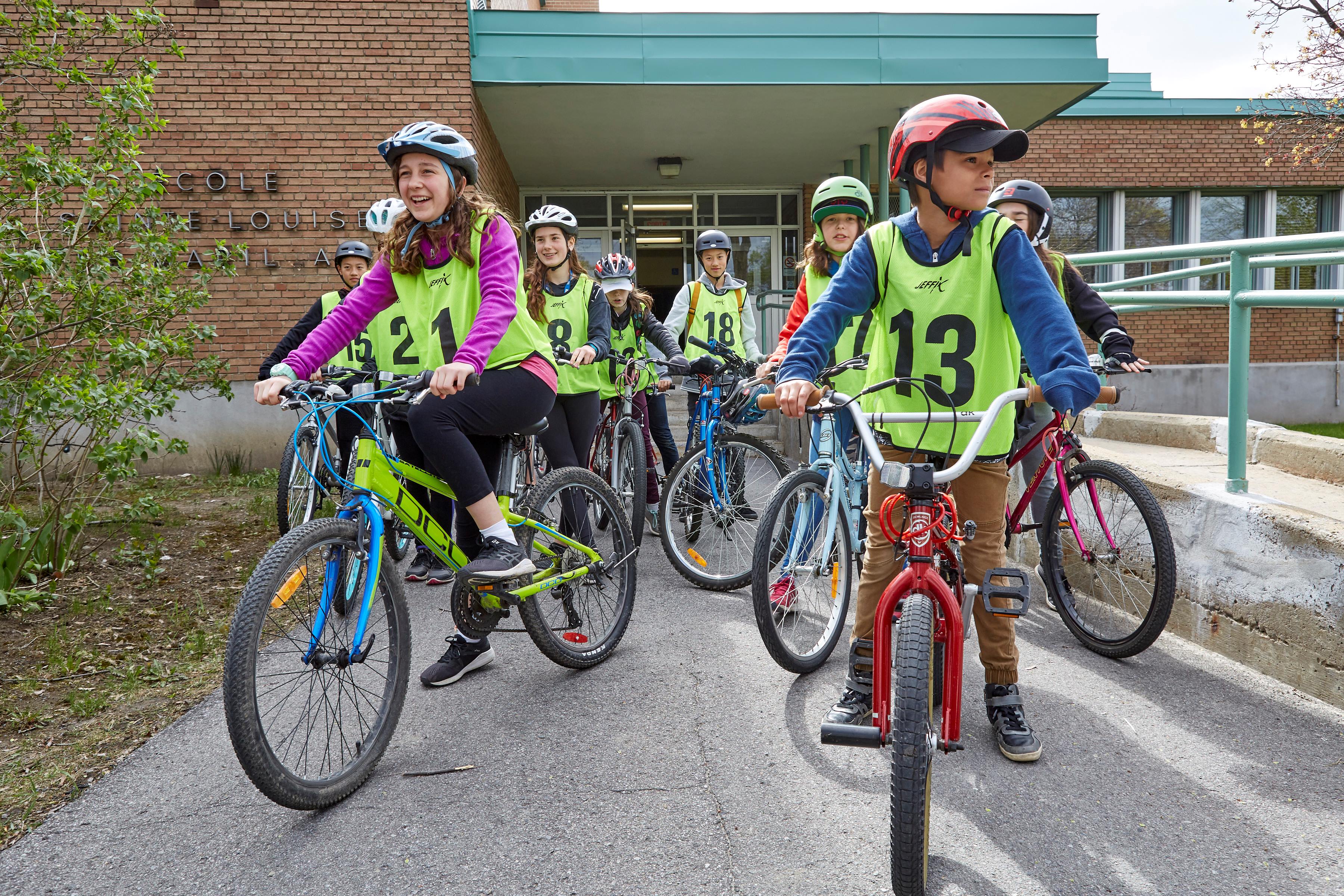 Enfants du programme Cycliste averti se préparant à sortir sur la route