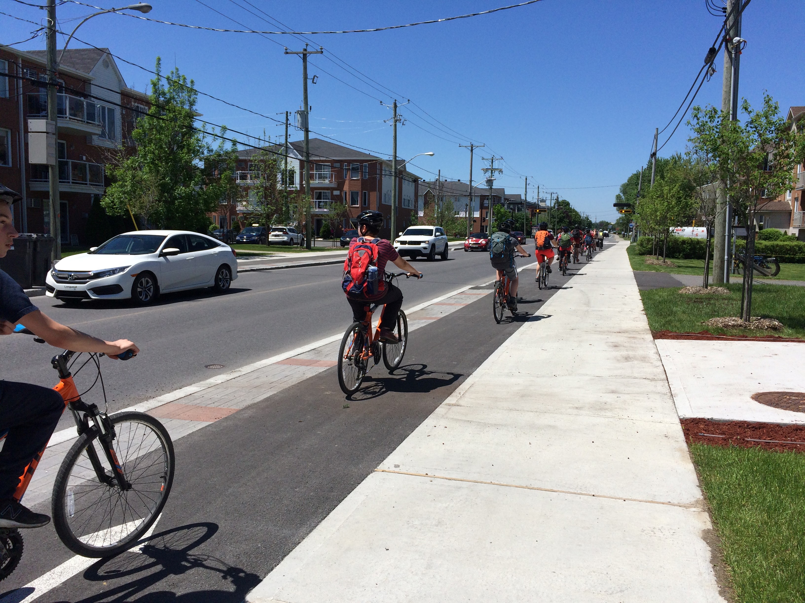 Groupe d'adolescents se rendant à l'école à vélo (environnement périurbain)