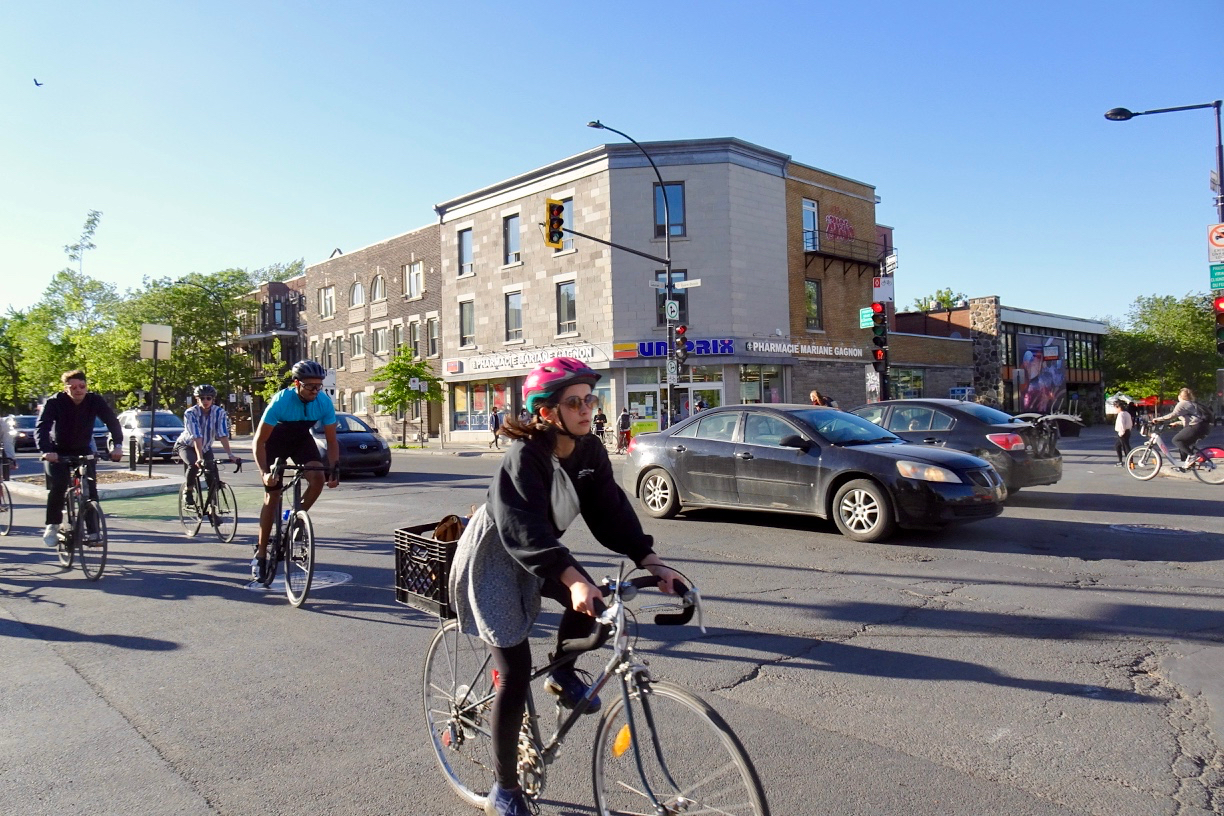 Intersection with many cyclists of different profiles (men, women, sports enthusiasts, commuters, etc.)