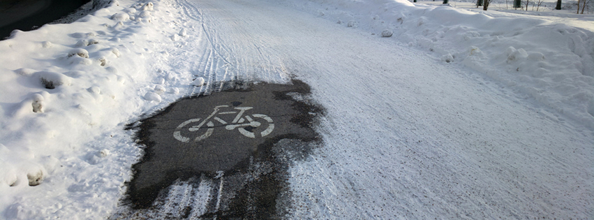 Snow plowing from an cycling infrastructure so that cycle markings are visible