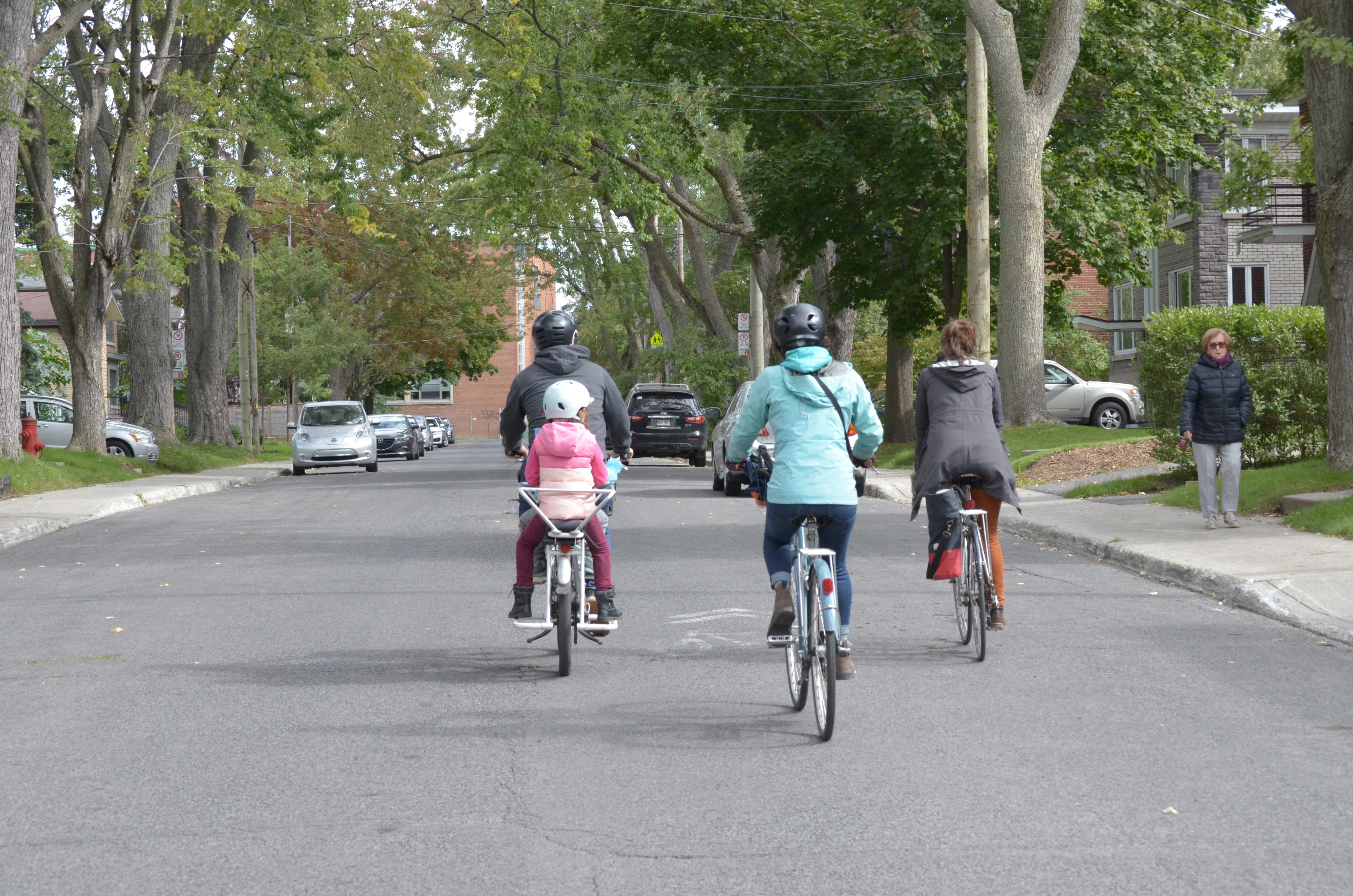 Famille de cyclistes sur une chaussée désignée dans un environnement urbain